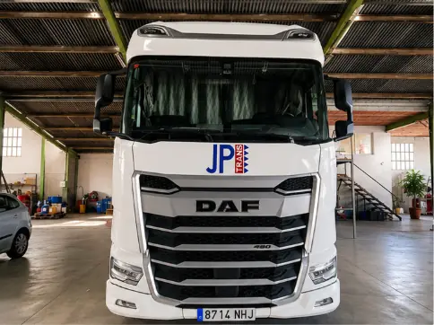 Frontal de un camión DAF de Transportes Julio Puig